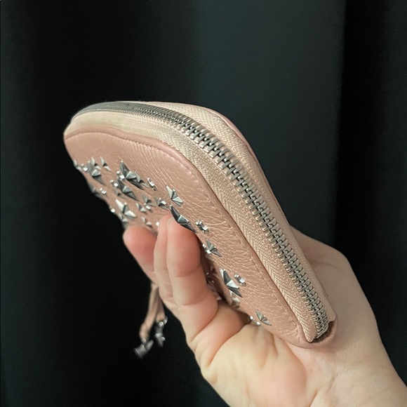 Jimmy Choo FILIPA Pearlized Pinkish Gold with silver Star Stud Zip Wallet - Picture 5 of 17